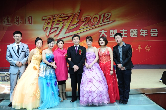 集團領導與主持人合影2