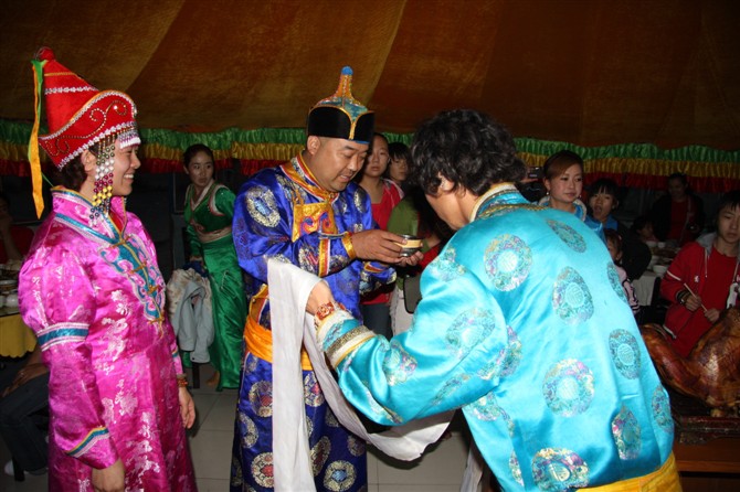必高領導人接受蒙族獻禮