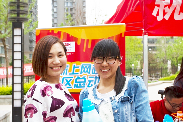萬水瀾庭社區總動員-中獎顧客與工作人員合影留念.jpg